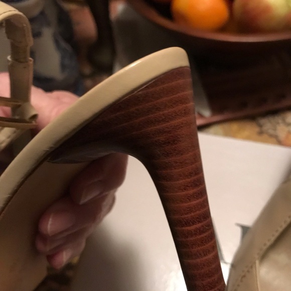 Gorgeous Tan Leather Slingback Pumps by Anne Klein - Picture 14 of 16